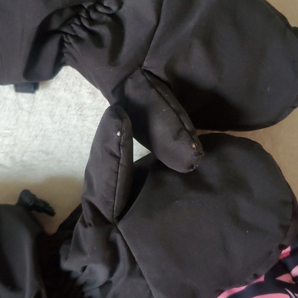 Pilguni girls pink and black snowsuit and gloves. - Picture 12 of 16